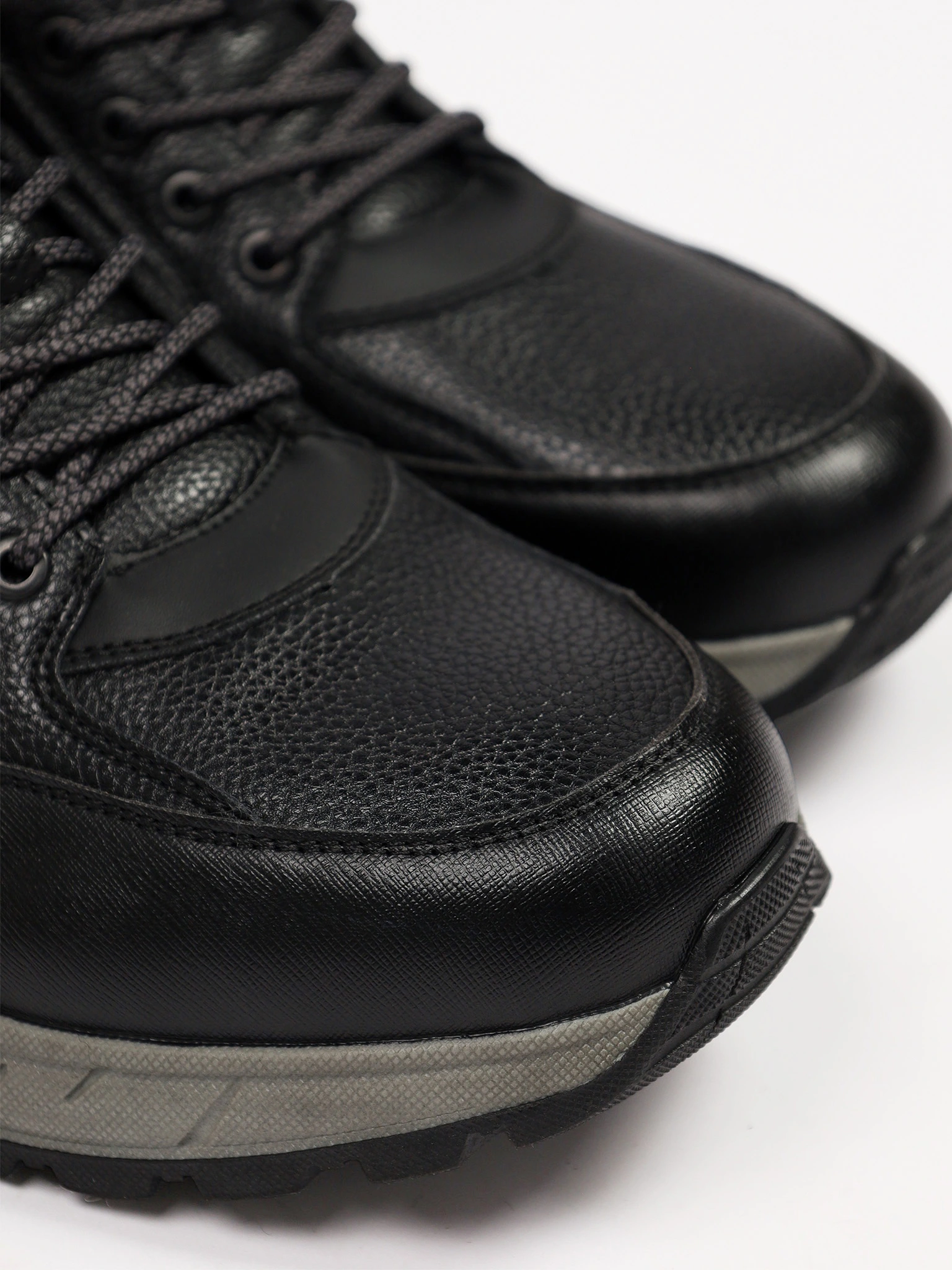 Ботинки черного цвета на контрастной рельефной подошве